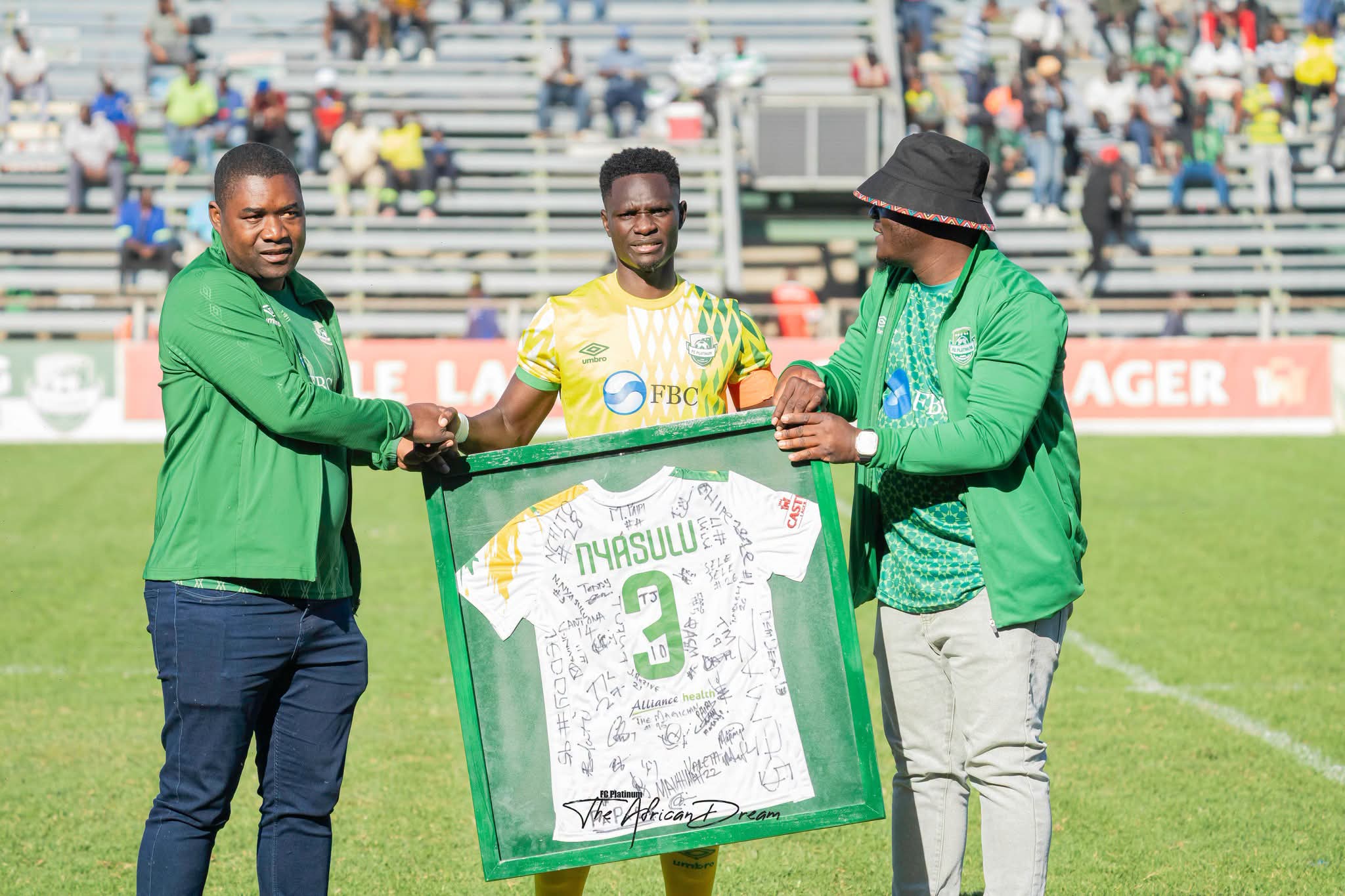 Nickson Nyasulu flanked by club chairman Benson Virimayi and club General Manager Collin Nikisi