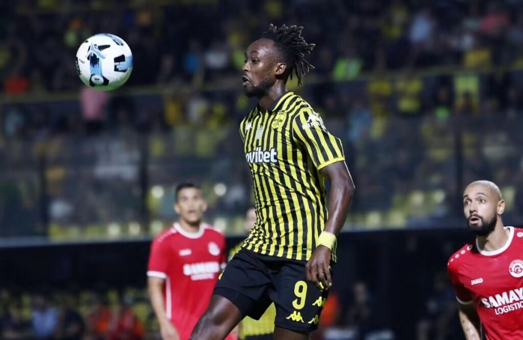 Tino Kadewere during a Aris Thessaloniki match