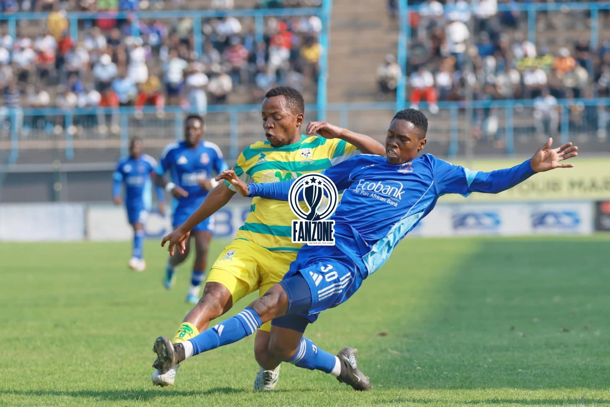 Hardrock’s Lenox Mucheto tussles for the ball with Scotttland’s Mthokozisi Msebe. Picture by Fanzone 